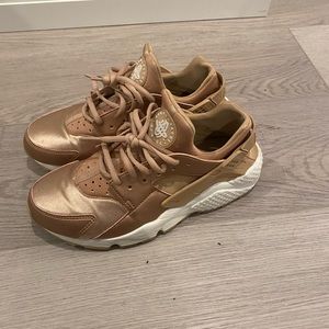 Nike air huarache rose gold